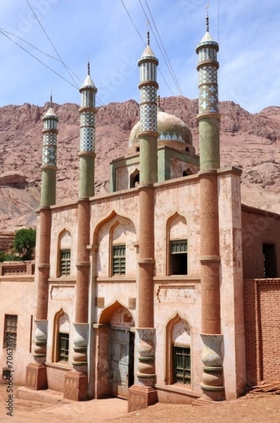 Obraz Moschee vor den flammenden Bergen bei Turfan, China
