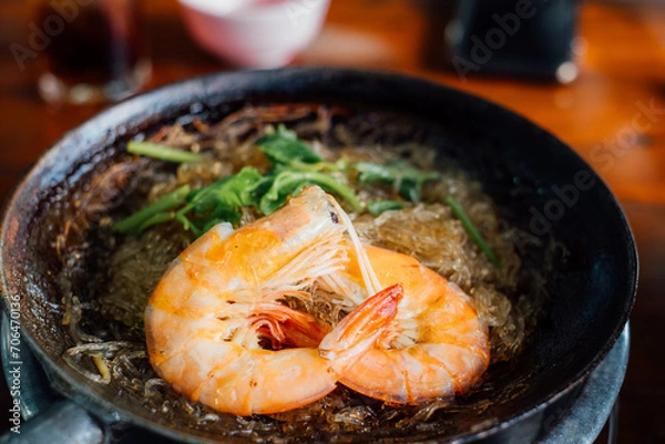 Fototapeta Shrimp with glass noodles is a popular Thai dish that is made with shrimp, glass noodles, and a flavorful sauce. 