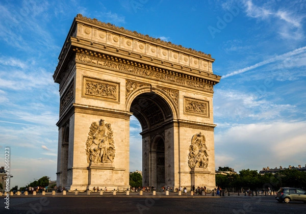 Fototapeta Arch of Triumph (Arc de Triomphe) z dramatycznym nieba