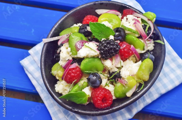 Fototapeta salat mit frischen beeren 