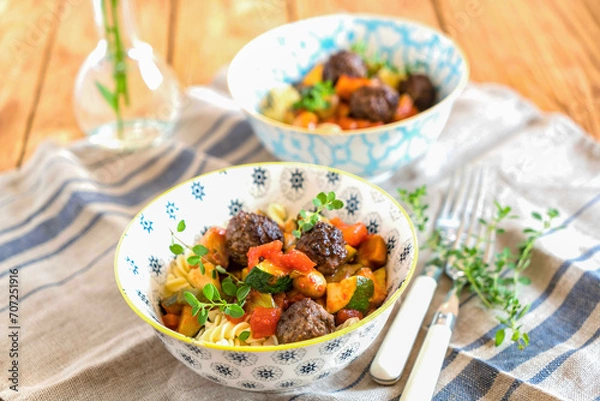 Fototapeta hackbällchen fleischbällchen gemüse in schöner schale 