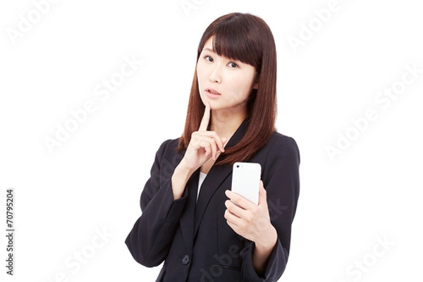 Fototapeta スマートフォンを持って考えるビジネスウーマン