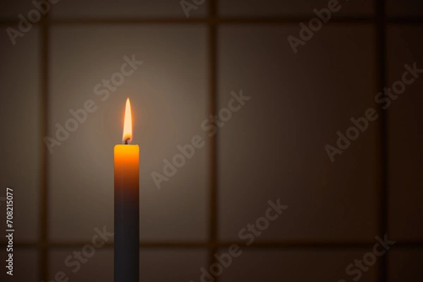 Obraz 和室の障子の前で静かに燃える蝋燭