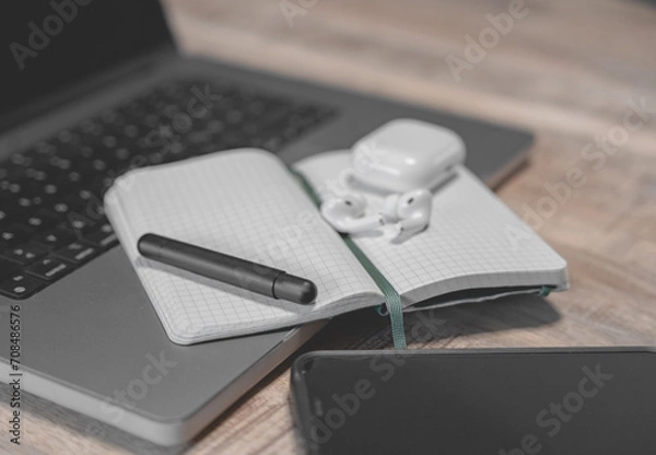 Obraz Schreibtisch mit Computer und Notizheft