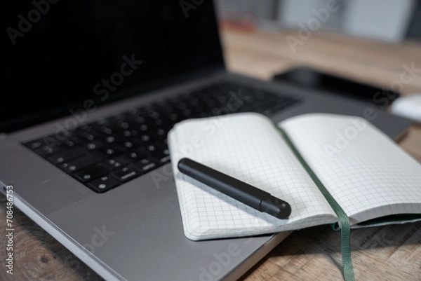 Obraz Schreibtisch mit Computer und Notizheft