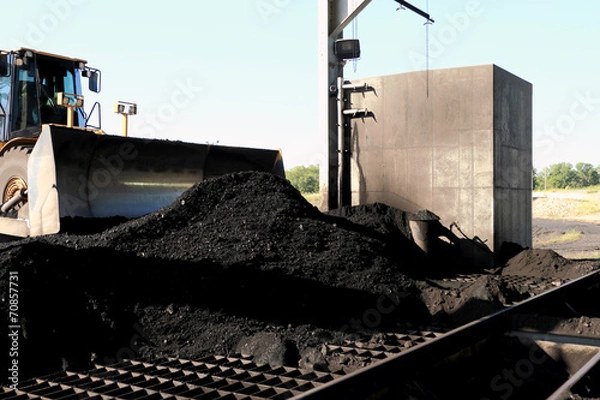 Obraz Front End Loader Pushing Coal Into Pulverizer