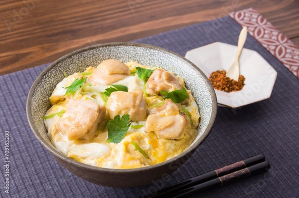 Fototapeta 親子丼と七味の入った豆皿