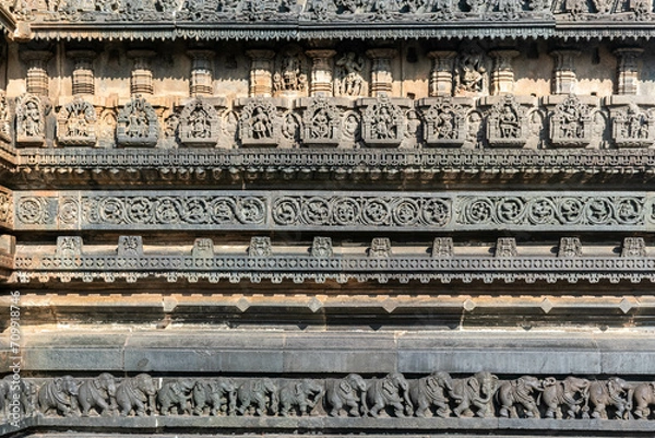 Fototapeta Beautiful intricate patterns and carvings of figurines on the wall of the ancient Chennakeshava temple in Belur, Karnataka.