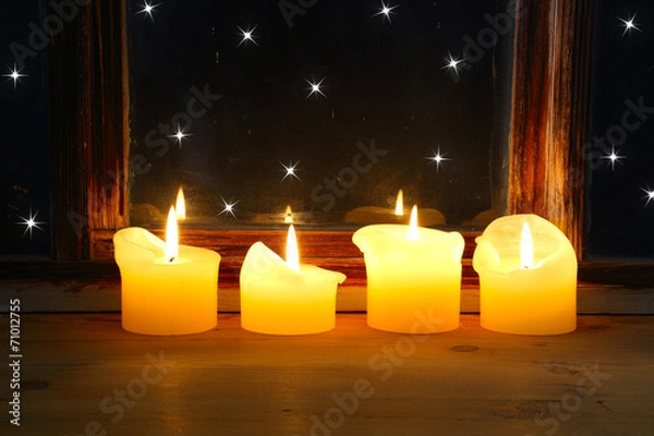 Obraz kerzen auf fensterbank