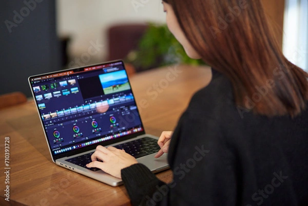 Fototapeta ノートパソコンにて動画編集を行うクリエイターの日本人女性