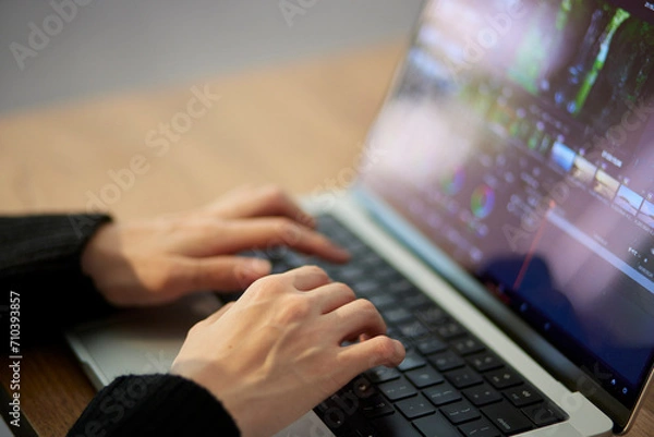 Fototapeta ノートパソコンにて動画編集を行うクリエイターの日本人女性
