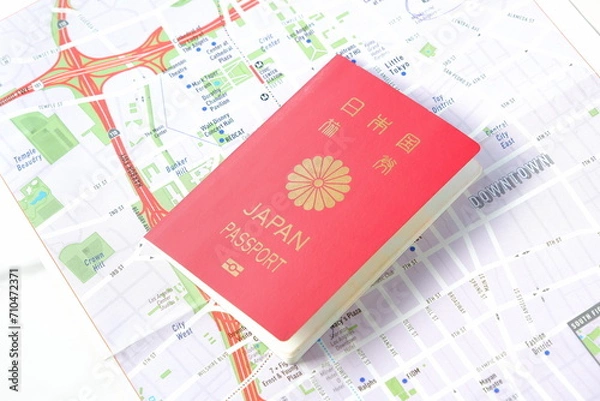 Obraz 日本のパスポート（一般旅券10年用赤色）を用意して旅行の計画を立てる
