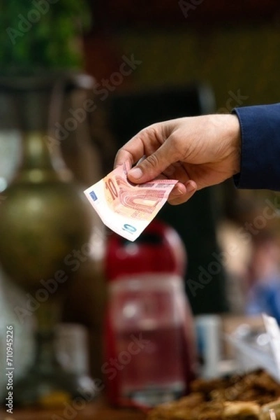 Obraz Paying in cash.