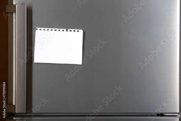 Obraz Uwaga na kartce papieru na lodówce zbliżenie