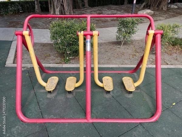 Fototapeta 公園の老人用ブランコ