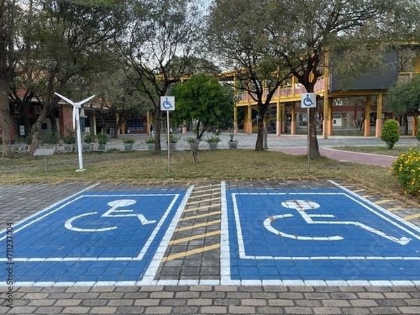 Fototapeta 障害者用の駐車場