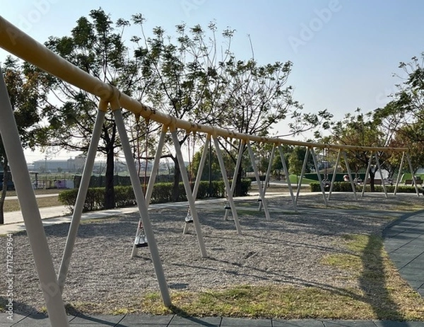 Obraz たくさんのブランコの写真