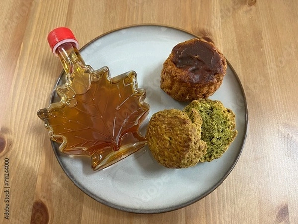 Fototapeta 2種類のスコーンとメープルシロップ