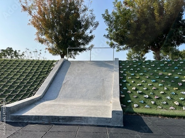 Fototapeta 公園の滑り台とロッククライミング