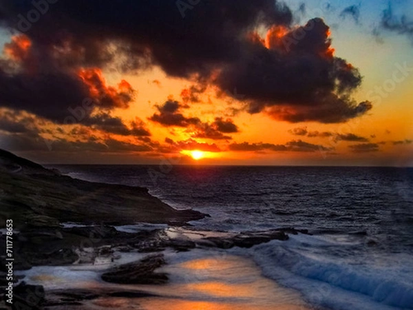 Fototapeta sunset over the sea at Oahu beach 