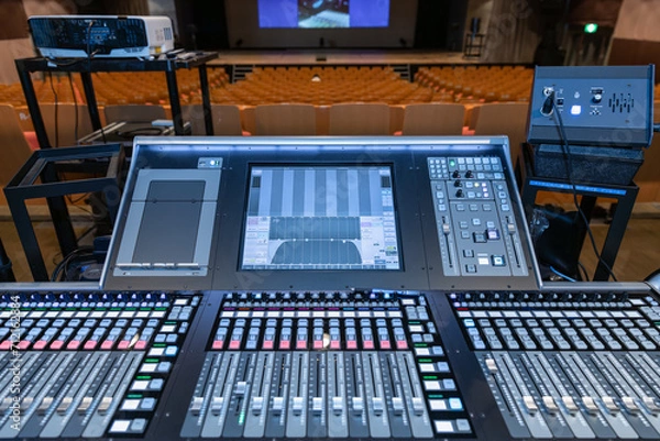 Obraz 劇場の舞台音響装置　音響卓