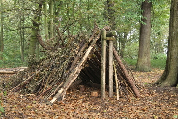 Fototapeta Schronisko leśne wykonane ze wszystkich materiałów naturalnych.