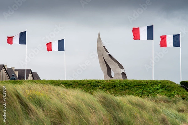 Obraz Pomnik płomienia na plaży Sword, Ouistreham, Normandia, Francja.