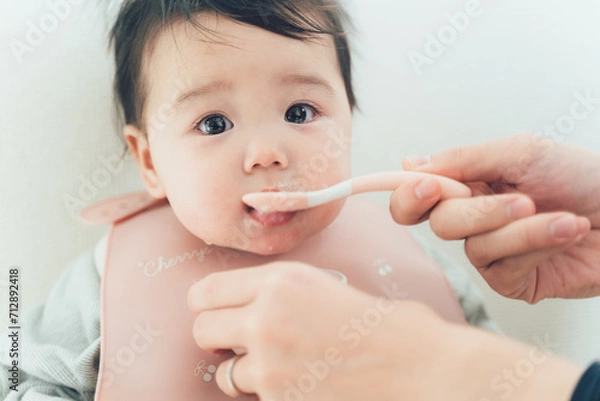 Obraz 離乳食を食べる赤ちゃん
