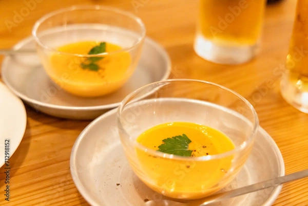 Fototapeta 美味しそうなかぼちゃの冷製ポタージュスープ