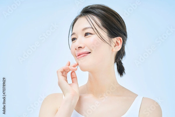 Fototapeta スキンケアをする女性