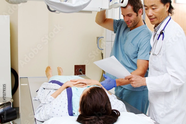 Obraz Radiologist conversing with x-ray patient