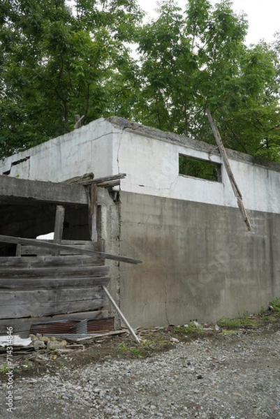 Fototapeta 壊れた古い建物