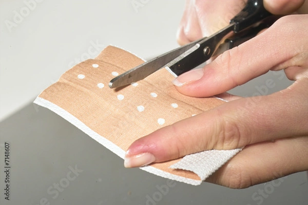 Obraz Schere schneidet Pflaster