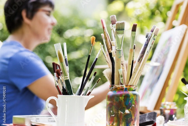 Obraz Frau malt ein Bild im Garten