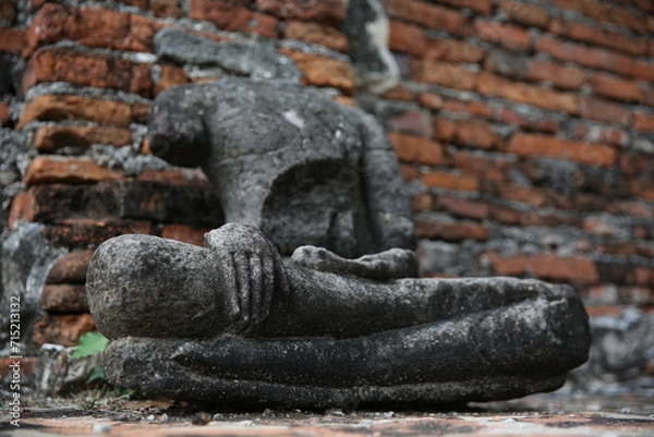 Obraz collapsing buddha statue in the temple