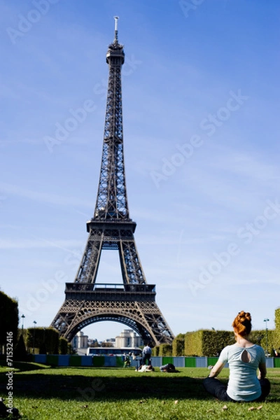 Fototapeta kobieta  u stóp wierzy