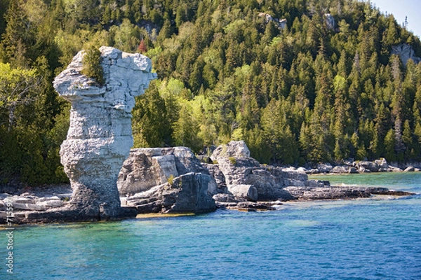 Fototapeta tobermory view from boat to rocks close