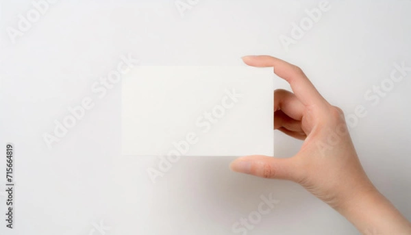 Fototapeta 無地の白いカードを持っている手元