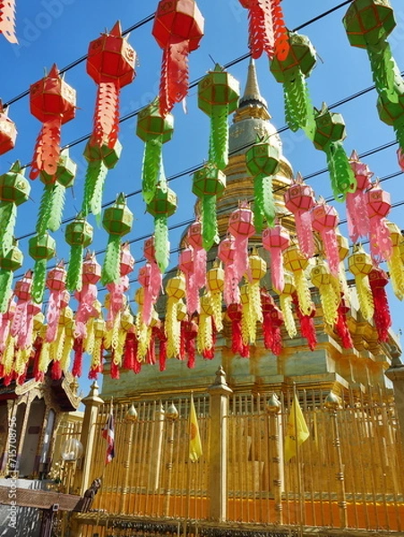 Fototapeta bunter papier Laternen zum Loy Krathong Fest an einem Tempel in Lamphun Thailand Wat Phra That Hariphunchai