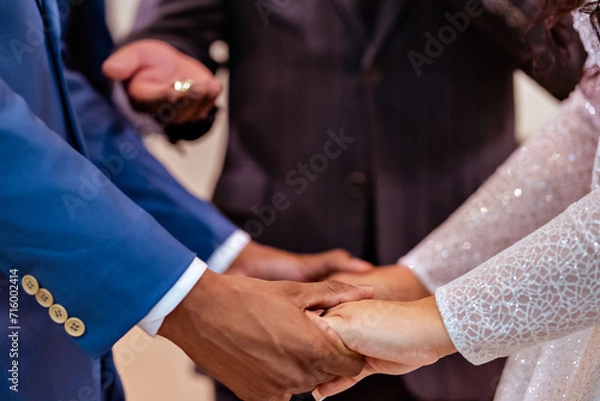 Obraz a wedding couple holding hands
