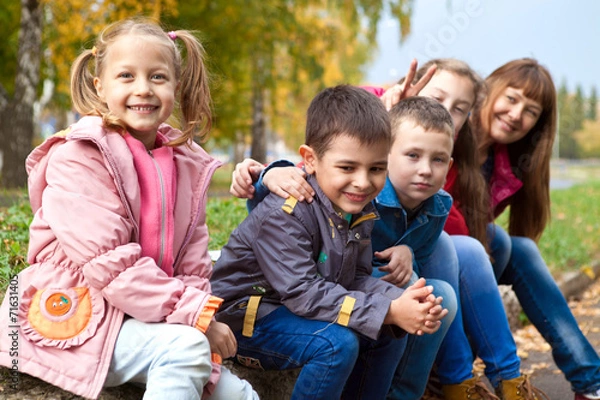 Fototapeta Счастливые дети осенним днем