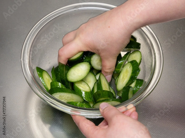 Fototapeta キュウリの浅漬け作り〜胡瓜を手で揉む作業
