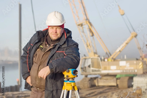 Obraz Инженер на стройке делает измерения