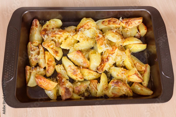 Obraz Smażone ziemniaki na blasze do pieczenia