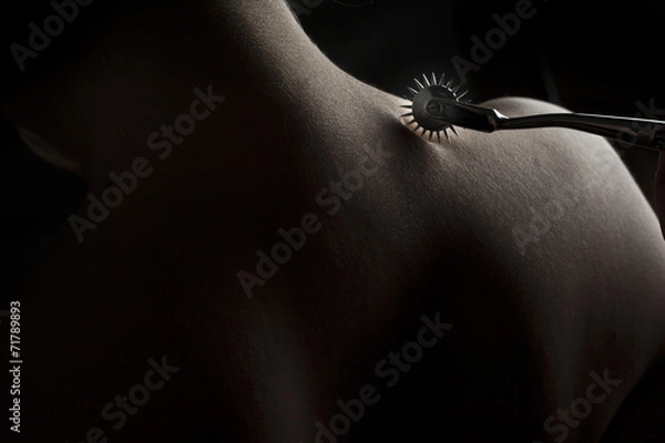 Obraz Nagie ulegające kobiecie ramię, BDSM Act z Wartenberg Wheel