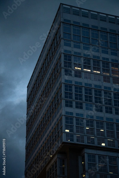 Fototapeta Cloudy sky behind building