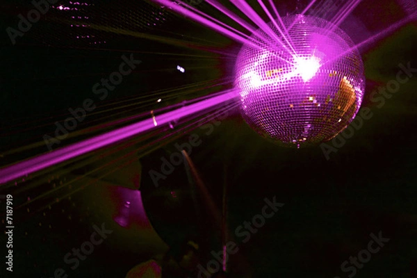 Fototapeta boule a facettes avec rayons laser rose soirée en discothèque
