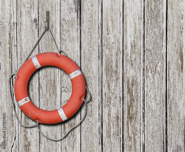 Fototapeta Koło ratunkowe na białym tle starego drewna