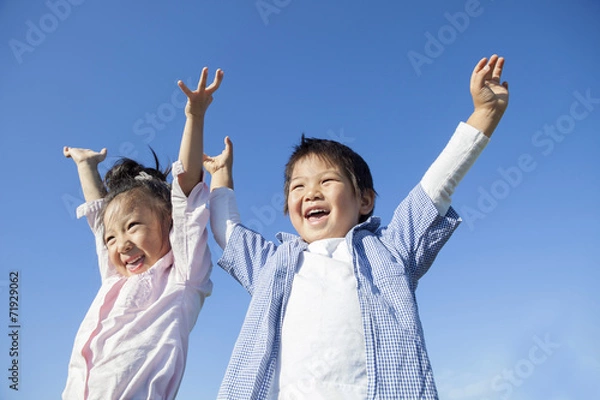 Fototapeta 青空と笑顔の子供達