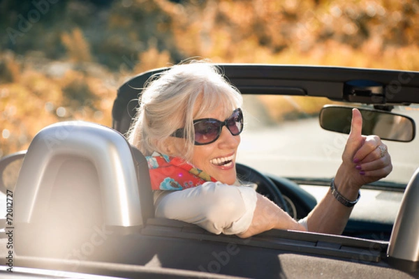 Obraz Rüstige Seniorin im Cabriolet